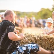 Děda bubeník zaučuje