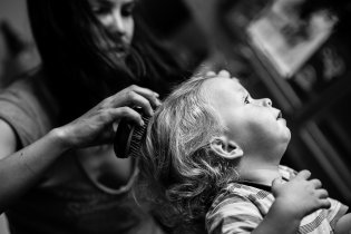 Ranní česání dá u našeho andílka pořádně zabrat