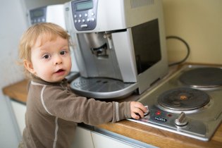 Klid tati, já si tu jen tak hraju s plotýnkama...