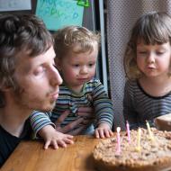 4 svíčky, to už je na sfouknutí potřeba celá rodina