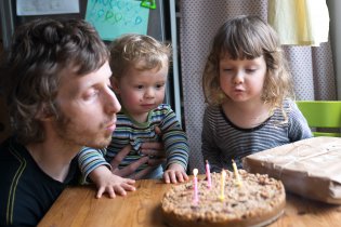 4 svíčky, to už je na sfouknutí potřeba celá rodina