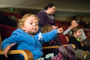 Radovánek vydržel s pozorností asi tak do půlky bijáku Planeta Česko, pak už k filmu přidával další zvukovou stopu