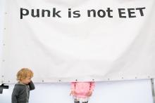 Prázdné pódium posloužilo jako dětský koutek