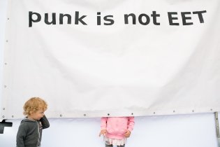 Prázdné pódium posloužilo jako dětský koutek