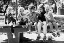 Nevýchovné děti na pingpongovém stole