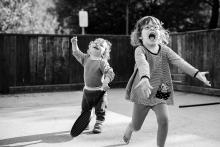 Tati vyhoď ten míček až do vesmíru, a my ho budeme chytat, jo?