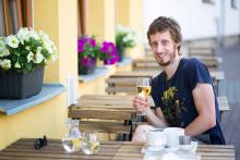 Hele, jestli to vypiješ všechno, já Tě domů nepotáhnu!