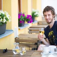 Hele, jestli to vypiješ všechno, já Tě domů nepotáhnu!