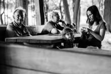 Zatímco ostatní návštěvníci obory nerušeně porušují přísný zákaz krmení zvěře, my nerušeně relaxujeme