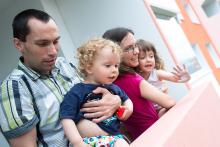 Děda s babičkou sice odjíždí, ale nechali nám tady strejdu, takže nudit se nebudeme