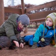 S klukama z Kníniček to naše děcka baví venku...