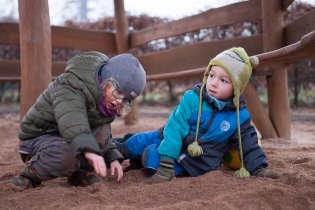 S klukama z Kníniček to naše děcka baví venku...