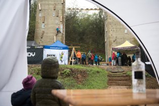 Pár loků vodky a šup na stěnu! :-)