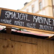 To je pech, Tom je zrovna na nákupech ve městě sám!