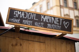 To je pech, Tom je zrovna na nákupech ve městě sám!