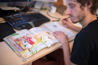 Tom nakreslí obrysy...