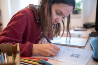 ...Lenka vybarví, a šup na kostelní nástěnku