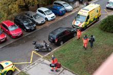 Na tom EKG se mi něco nezdá, radši si Vás odvezeme, mladá paní...