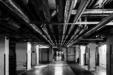 Během čekání na výsledky si Tom aspoň prošmejdil úplně vylidněnou nemocnici