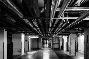 Během čekání na výsledky si Tom aspoň prošmejdil úplně vylidněnou nemocnici