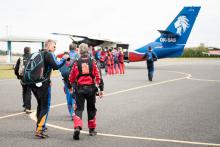 A hned jak vyskočíte, tak musíte udělat banán a nepřetržitě se usmívat!