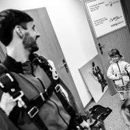 Děti dohlíží, jestli je strejda dobře utažený