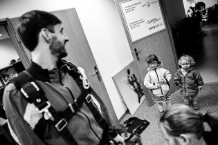 Děti dohlíží, jestli je strejda dobře utažený