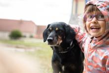 Verunka vydržela asi půl hodiny prosit o pac a byla odměněna alespoň vřelým objetím :-)