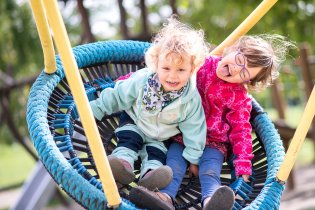 Adrenalin na houpačce, při vyšších amplitudách už ale Radovánek začínal jevit známky změněného stavu vědomí