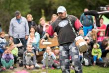 Železný zekon - bavič ze starých časů, z jehož nekorektních vtipů má Tom ještě teď osypku. Ještě že tam nebyl nikdo z FSS :-)