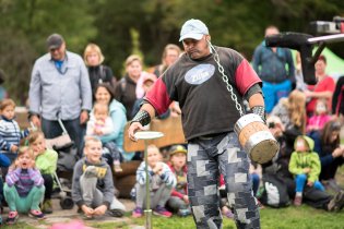 Železný zekon - bavič ze starých časů, z jehož nekorektních vtipů má Tom ještě teď osypku. Ještě že tam nebyl nikdo z FSS :-)