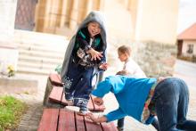 Po hodině v dřevěných kostelních lavicích je třeba se pořádně rozhýbat