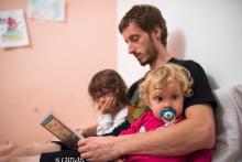 Tato dětská Bible je naprosto úžasná, i Radovánek občas vydrží deset vteřin poslouchat :-)