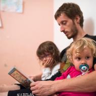 Tato dětská Bible je naprosto úžasná, i Radovánek občas vydrží deset vteřin poslouchat :-)