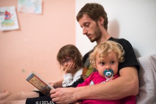 Tato dětská Bible je naprosto úžasná, i Radovánek občas vydrží deset vteřin poslouchat :-)