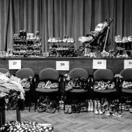 Zatímco si děti užívaly s tatínkem, maminka dřela do úmoru na podzimní burze oblečení