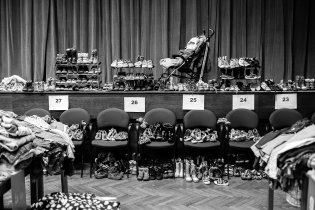 Zatímco si děti užívaly s tatínkem, maminka dřela do úmoru na podzimní burze oblečení