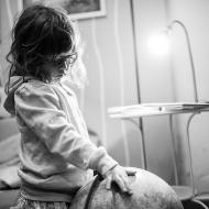 Výstavu Analfabeta Negramotná jsme začali u globusu, který Verunka viděla poprvé v životě