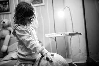 Výstavu Analfabeta Negramotná jsme začali u globusu, který Verunka viděla poprvé v životě