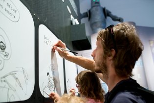 Komiks o šnekovi, který se bojí toho robota nahoře, a nakonec sveze na ulitě princeznu