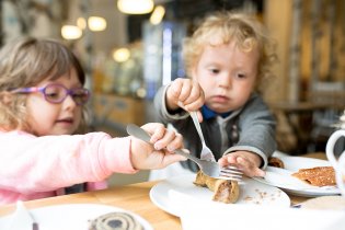 Slavíme začátek prázdnin drsným soubojem o jeden ze skvělých dezertů pochutinek - RAWhlíček