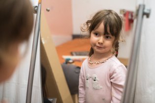 Verunka se loučí se zrcadlem, které musí uvolnit místo retro stolku s lampičkou po babičce