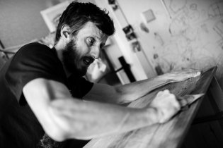 Oškrabat tu několikaletou vrstvu špíny z komody dá jednomu zabrat