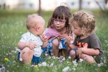 Naši asistenti se právě snaží přesvědčit klienta, že se má při focení tvářit uvolněně