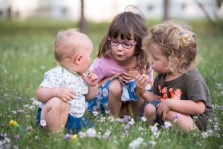Naši asistenti se právě snaží přesvědčit klienta, že se má při focení tvářit uvolněně
