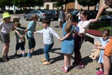 Zkuste se držet za ruce a otočit se dokola...