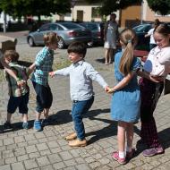 Zkuste se držet za ruce a otočit se dokola...