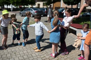 Zkuste se držet za ruce a otočit se dokola...