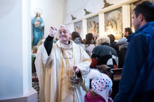 Foťák je naštěstí voděodolný, takže přežije i nějaké to žehnání :-)