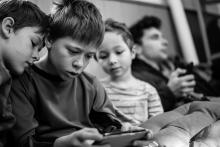 Mládež se ve farní kavárně baví povětšinou studiem katechizmu na mobilu ;-)